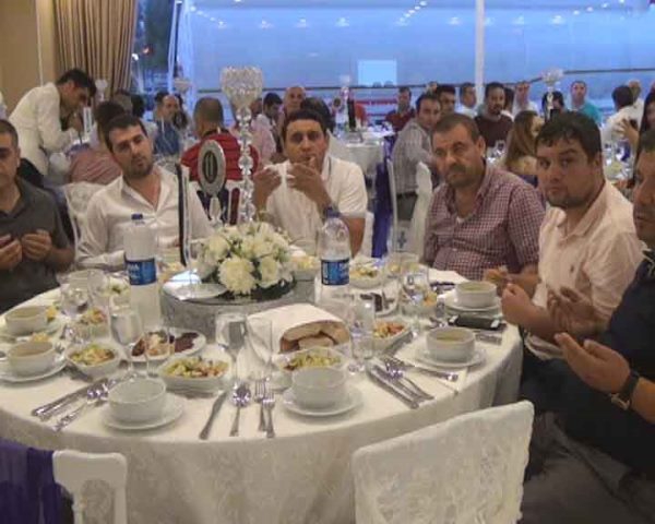 Koluman,Mersin'de müşterileriyle iftarda buluştu 12