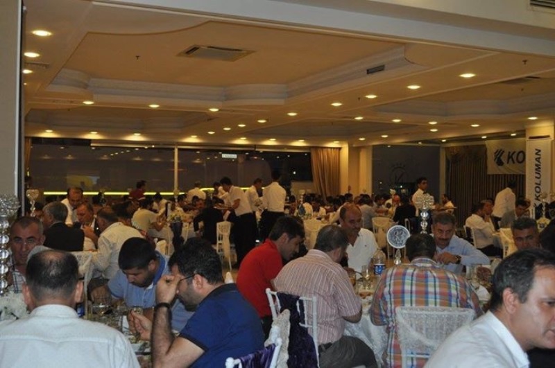 Koluman,Mersin'de müşterileriyle iftarda buluştu 8