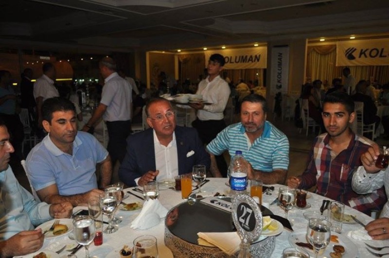 Koluman,Mersin'de müşterileriyle iftarda buluştu 9