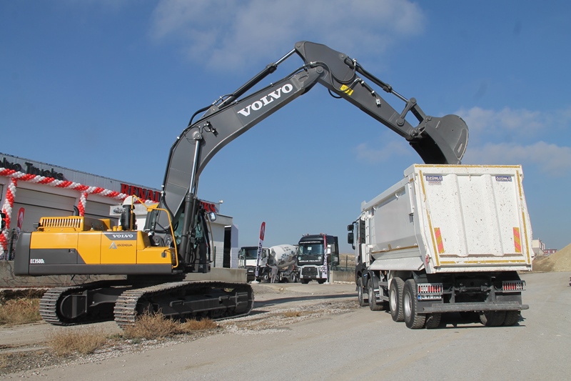 Ceyhan Otomotiv açılışı yaptı, 13 araç sattı 14