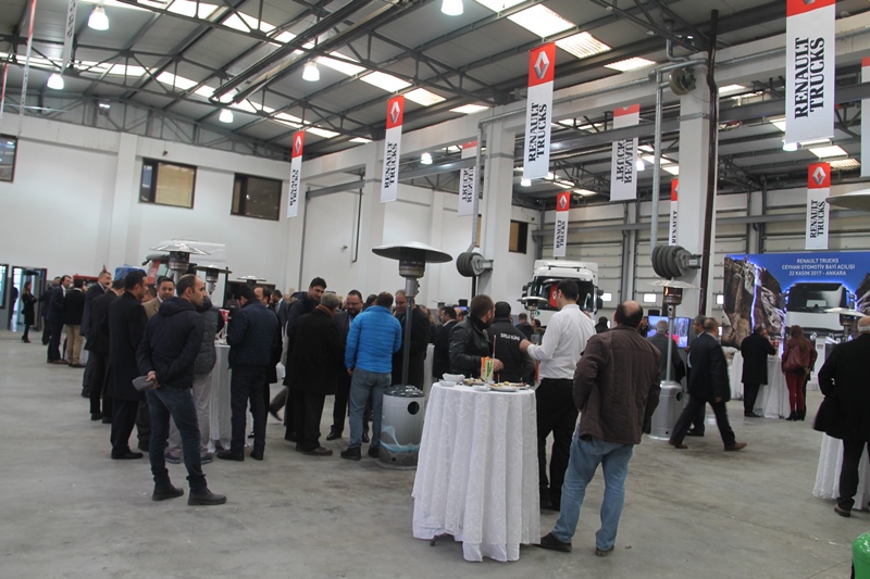 Ceyhan Otomotiv açılışı yaptı, 13 araç sattı 15