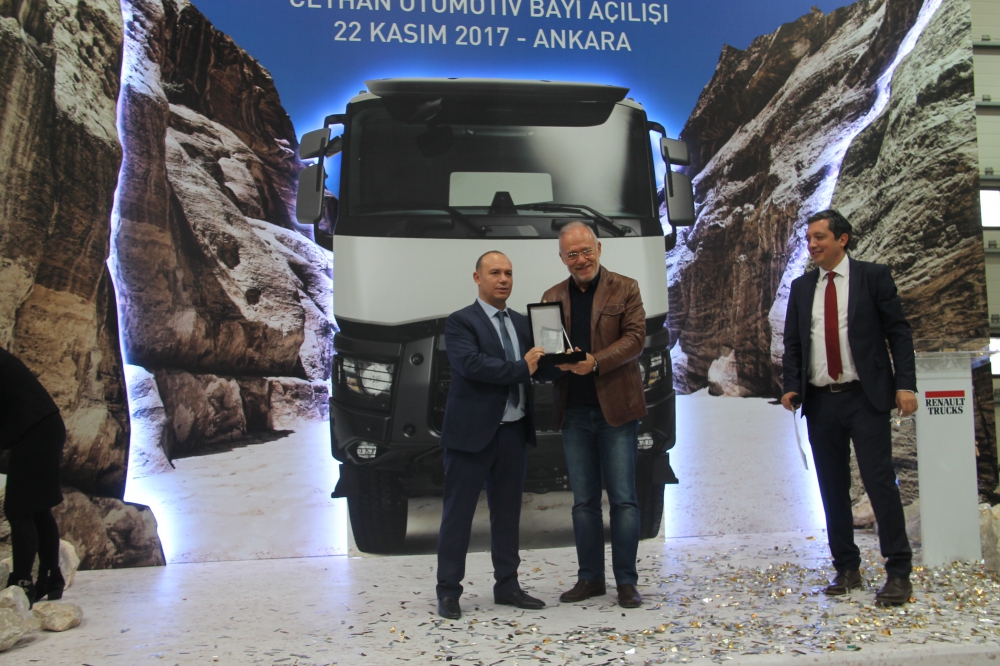 Ceyhan Otomotiv açılışı yaptı, 13 araç sattı 24
