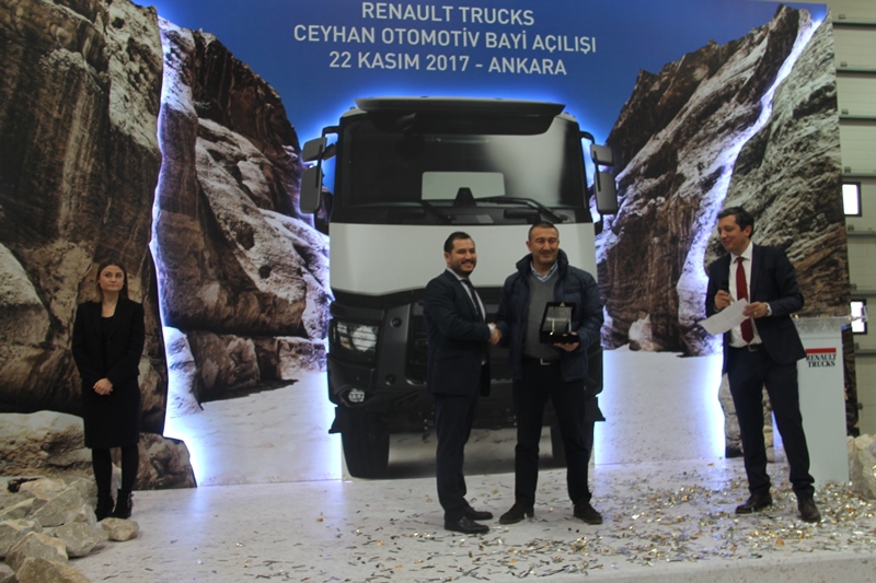 Ceyhan Otomotiv açılışı yaptı, 13 araç sattı 25