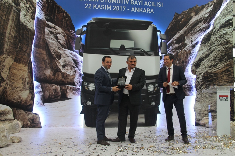 Ceyhan Otomotiv açılışı yaptı, 13 araç sattı 32