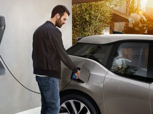 Tüm otomobiller yarım saatte elektrikli olacak