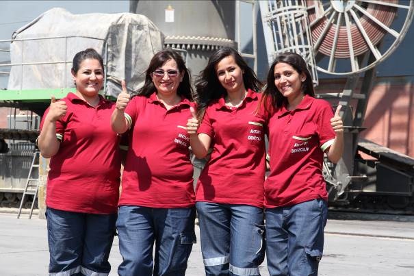 Mersin Limanı'nda vinçler kadınlara emanet!