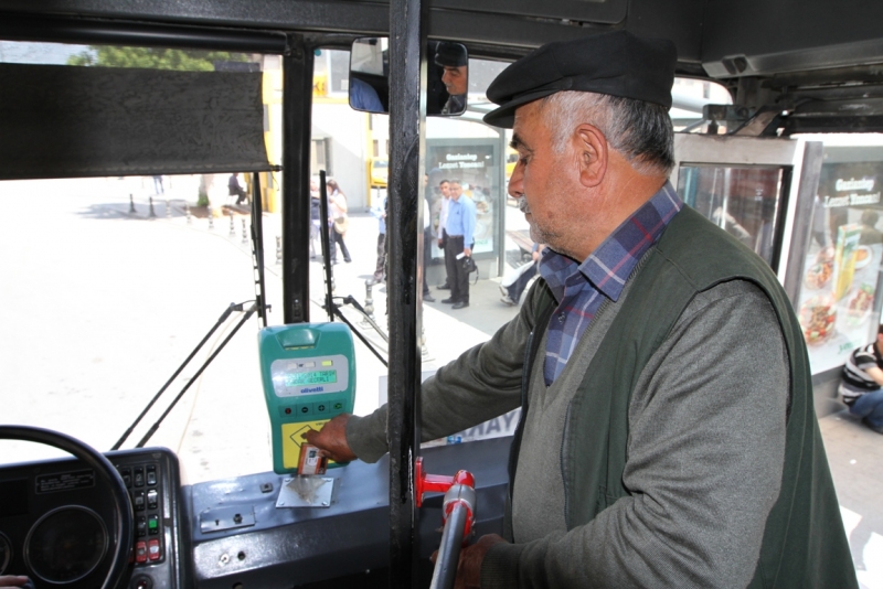 Otobüsçülerden 'bedava kartlar' eylemi
