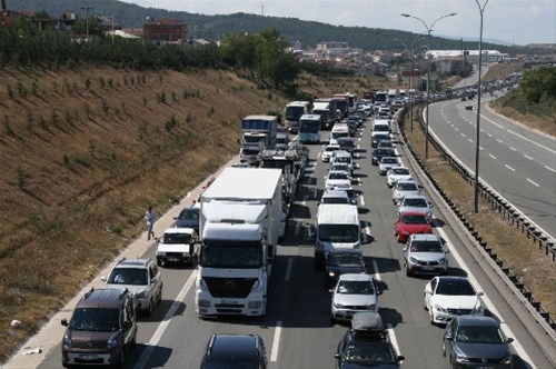 TEM'de trafik kilitlendi