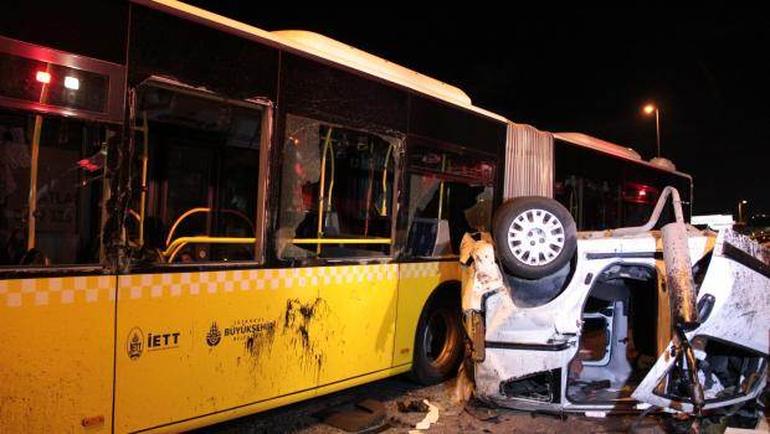 Metrobüsle kafa kafaya: 5 ölü, 5 yaralı