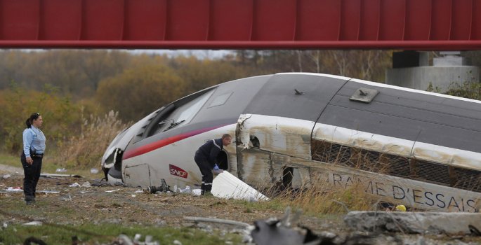 Fransa'da hızlı tren raydan çıktı