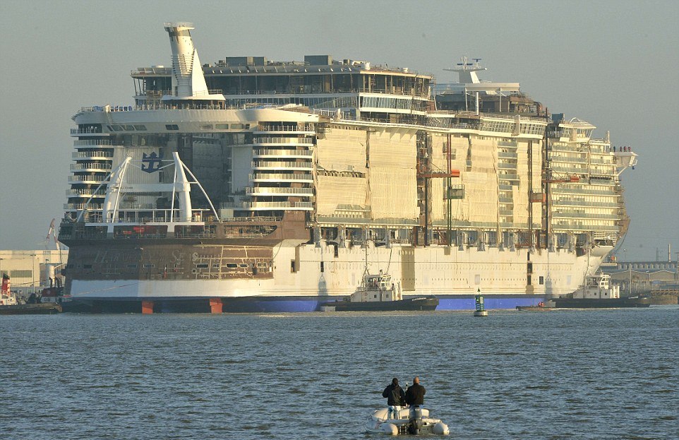 Dünyanın en büyük yolcu gemisi test ediliyor