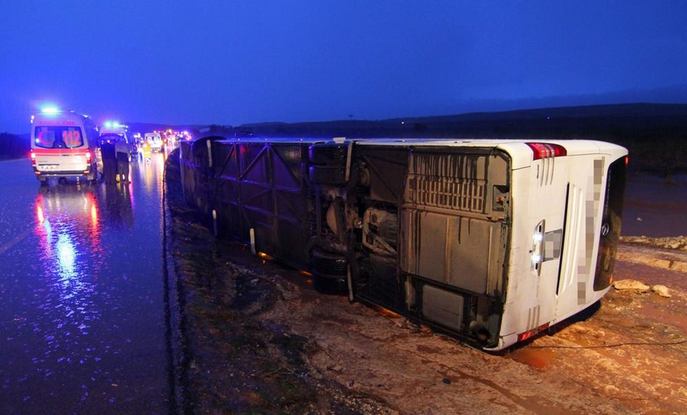 Yolcu otobüsü ve otomobil sele kapıldı: 3 ölü
