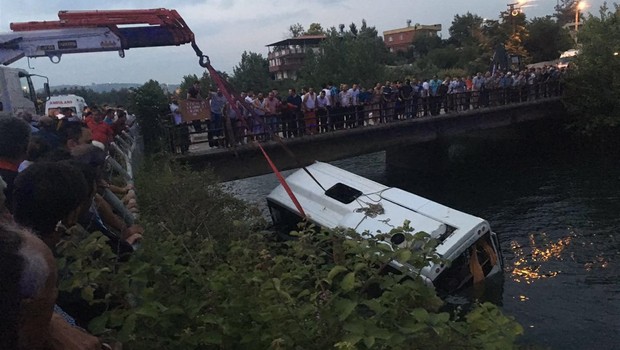 Öğrenci otobüsü devrildi: 14 kişi öldü