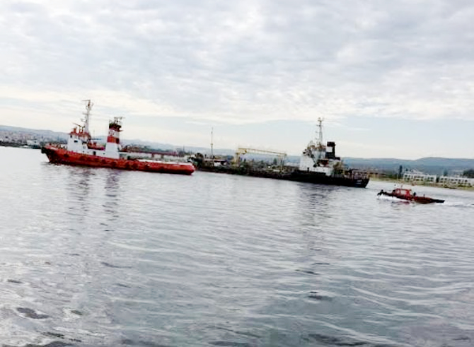 Karaya oturan atık alma gemisi Kolin-7 kurtarıldı