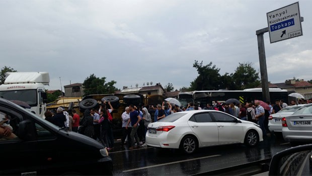 Metrobüsün içi taş ve kayalarla doldu