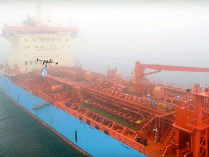 Gemiye malzemeyi drone'lar taşıdı