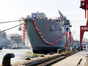 "En Büyük Amfibi"nin ikizi TGC Sancaktar suya iniyor