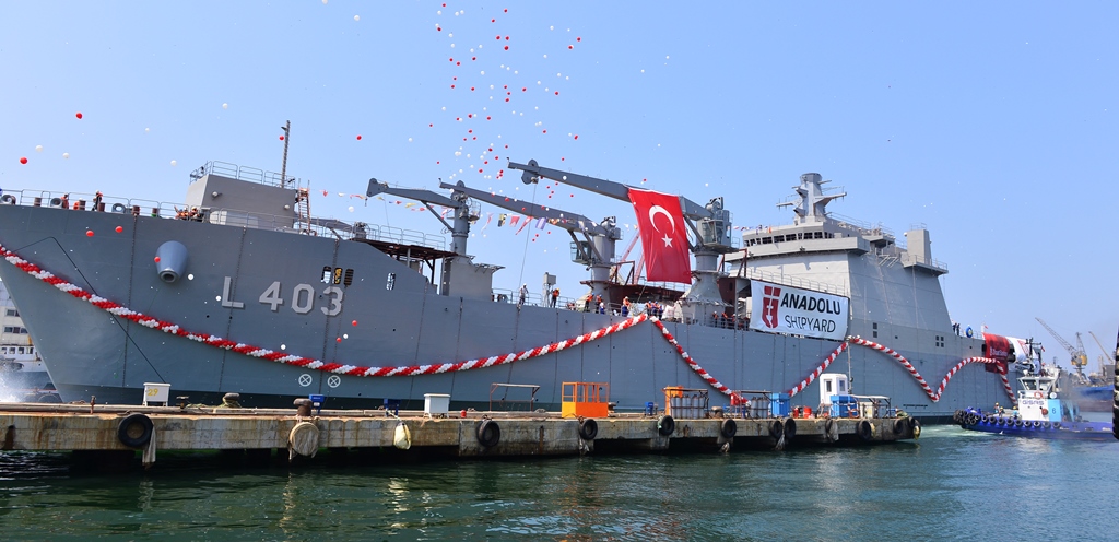 En büyük ikinci amfibi Sancaktar suyla buluştu