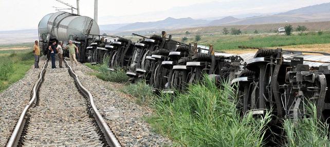 Yük treni raydan çıktı: 7 vagon devrildi!
