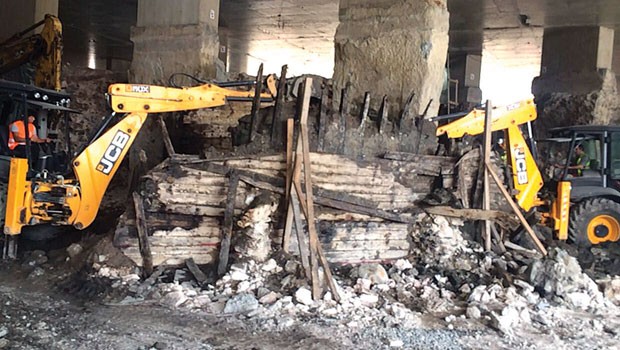 Bir eşi daha yoktu: Antik mendireği parçaladılar