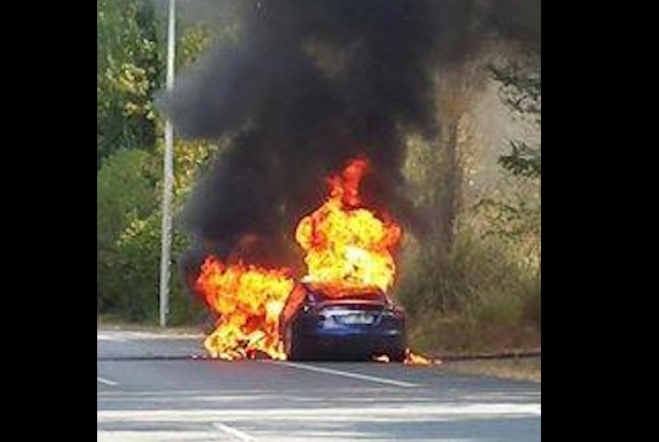 Tesla Model S, test sürüşünde alev alev yandı!