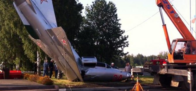 Savaş uçağı yere çakıldı