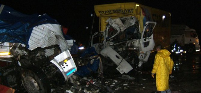 TIR ve otomobil ölüm saçtı!