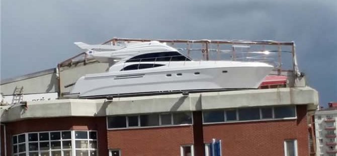 Şaka değil gerçek, terasta yat inşa etti
