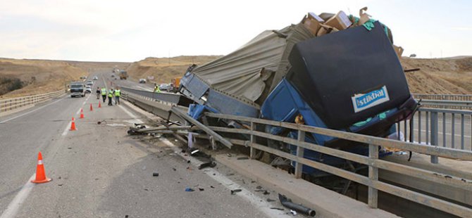 TIR devrildi: 1 ölü, 1 yaralı