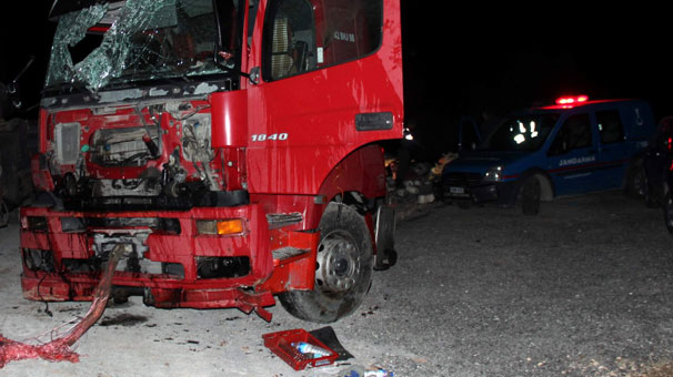 Tankerle kamyon kafa kafaya çarpıştı: 1 ölü