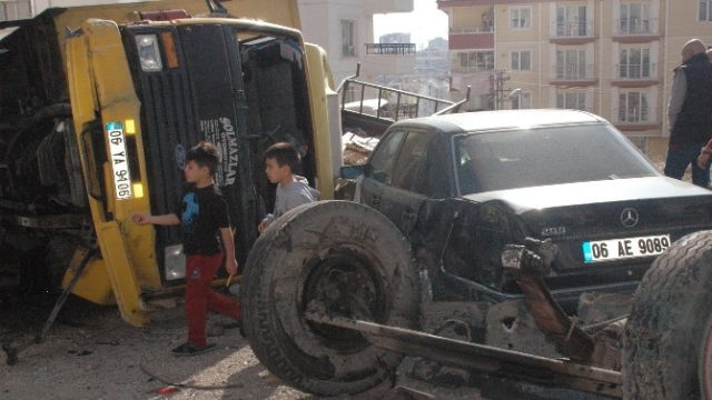 Freni Patlayan Nakliye Kamyonu Dehşet Saçtı