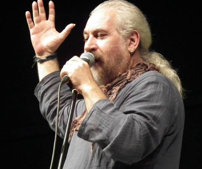 Kamyonun çarptığı sanatçı hayatını kaybetti