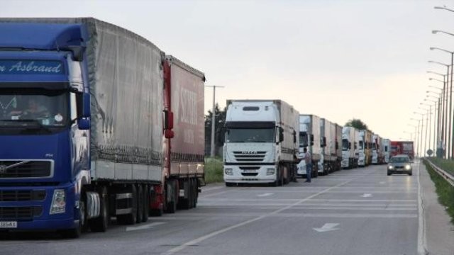 Kapıkule ve Hamzabeyli'de uzuuun tır kuyruğu