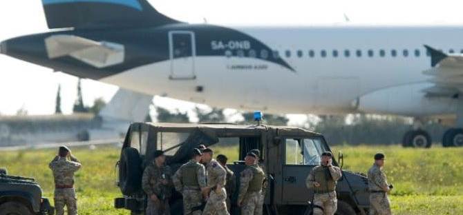 Kaçırılan uçaktaki korsanlar teslim oldu