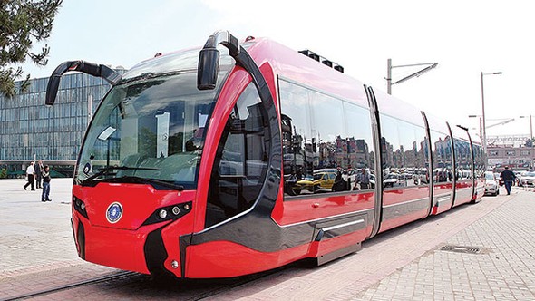 Yaptığı tramvayla fiyatı yarıya indirdi