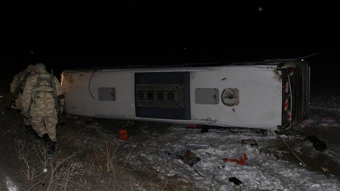 Sinop'ta otobüs uçuruma yuvarlandı: Yaralı ve ölüler var