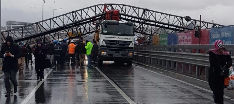 Araçlar devrilen vincin altında kaldı:E5 iptal