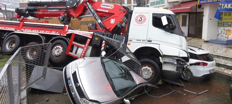 Vinçli kamyon 8 aracı ezdi geçti