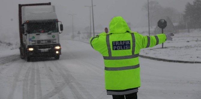 Dikkat ! Bolu dağında zincirsiz TIR'lara geçiş yok