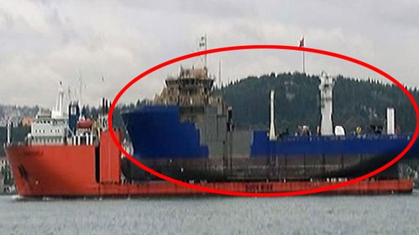 Boğaz'dan iki gemi üst üste geçtiler (VIDEO)