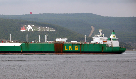 Çanakkale Boğazı'ndan dev LNG tankeri geçti