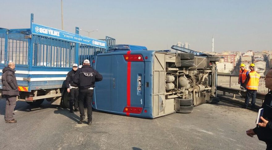 Cezaevi aracı devrildi: Trafik felç