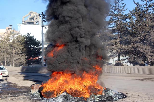 İşsiz kalan 120 kamyoncudan lastik yakma eylemi