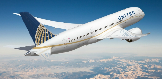 Skandal: Tayt giydikleri için uçağa binemediler