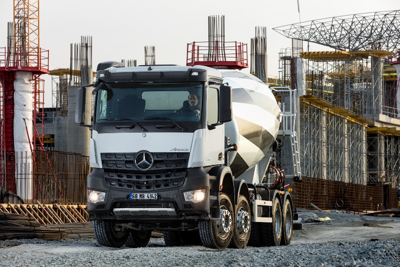 Mercedes, beton kamyonlarıyla fuarda