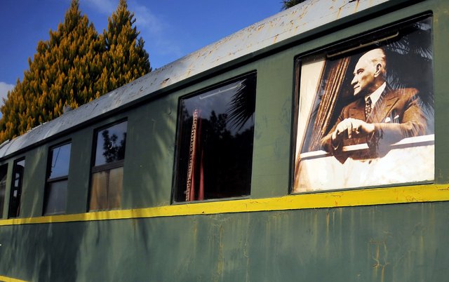 Rayların Savarona'sı kaderine terk edilmiş