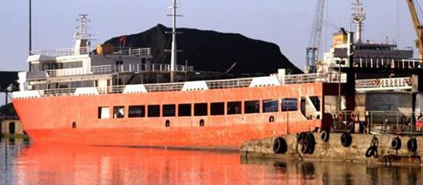 Feribot ile kuruyük gemisi çatıştı