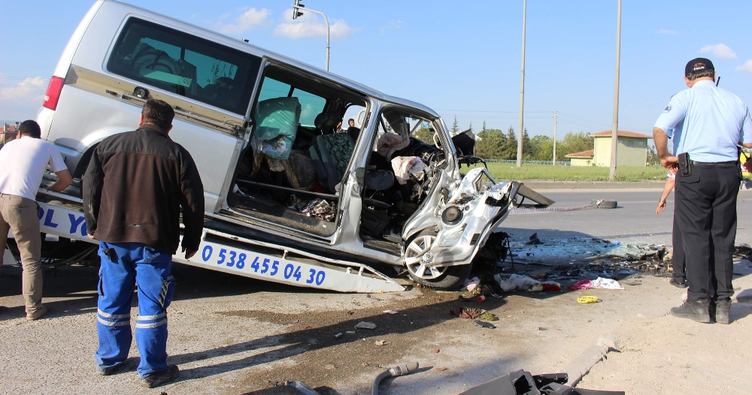 Minibüs TIR ile çarpıştı: Ölü ve yaralılar var