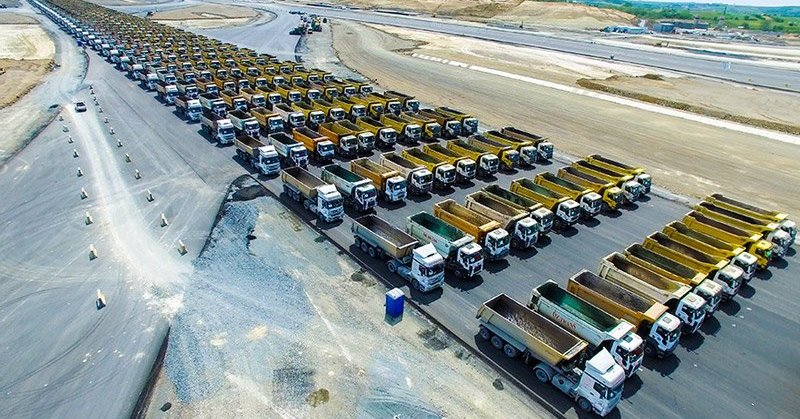 1453 kamyonla geçit yaptılar