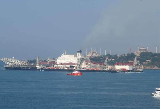 Çekilin! Boğaz'dan dünyanın en büyüğü geçiyor